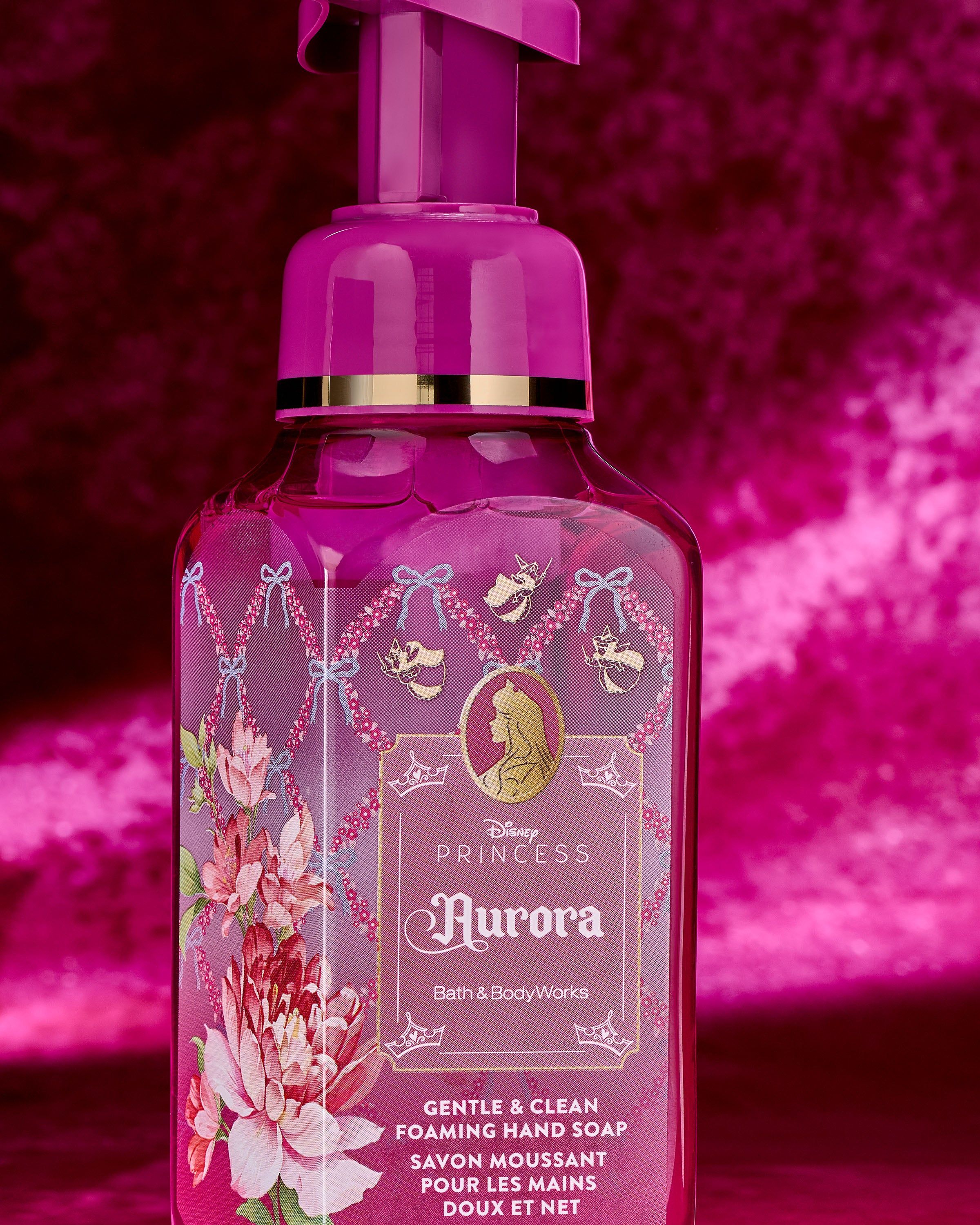Kremowe mydło w piance Aurora od Bath & Body Works w różowym flakonie z kwiatowym motywem i złotymi detalami.
