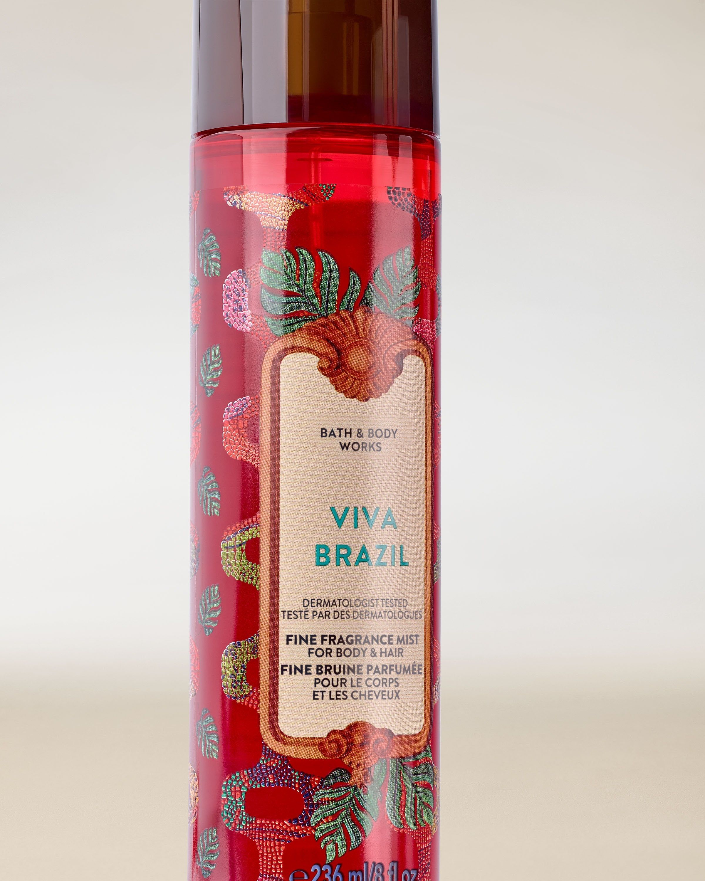 Mgiełka zapachowa Viva Brazil od Bath & Body Works w czerwonej butelce z atomizerem i egzotyczną, dekoracyjną grafiką.