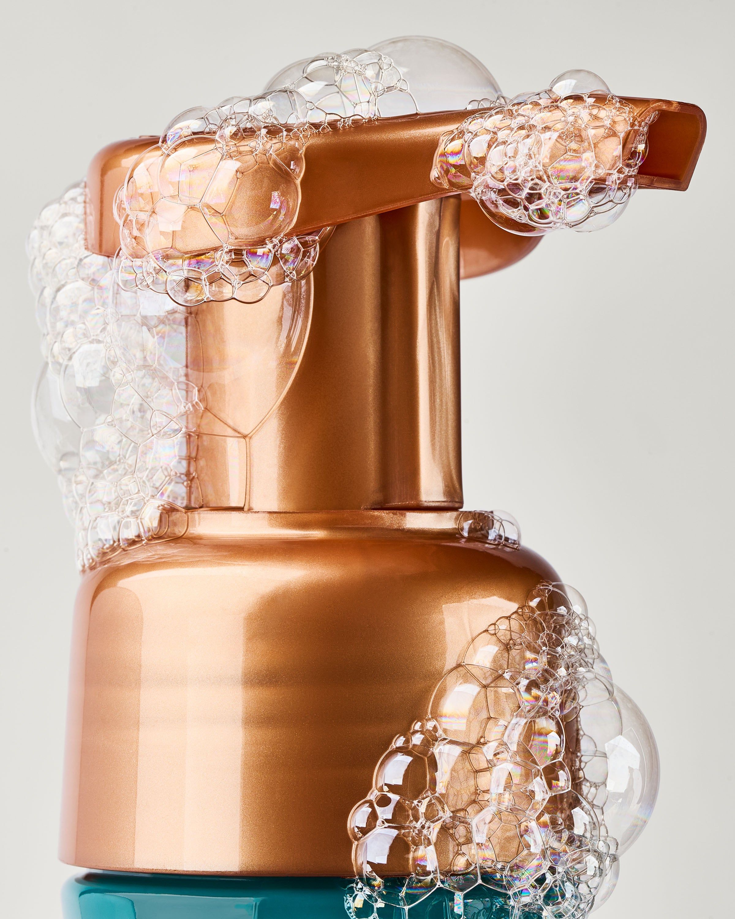 Pianka do mycia rąk Bath & Body Works Berry Almond Drizzle 259 ml w turkusowej butelce z pompką.