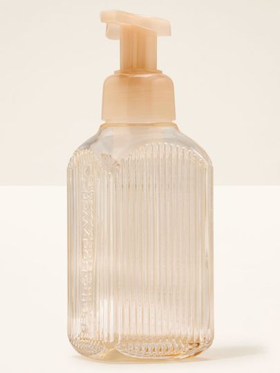Dozownik do mydła w piance Bath&Body Works. Szklany, przezroczysty pojemnik w prążki z beżowym dozownikiem.