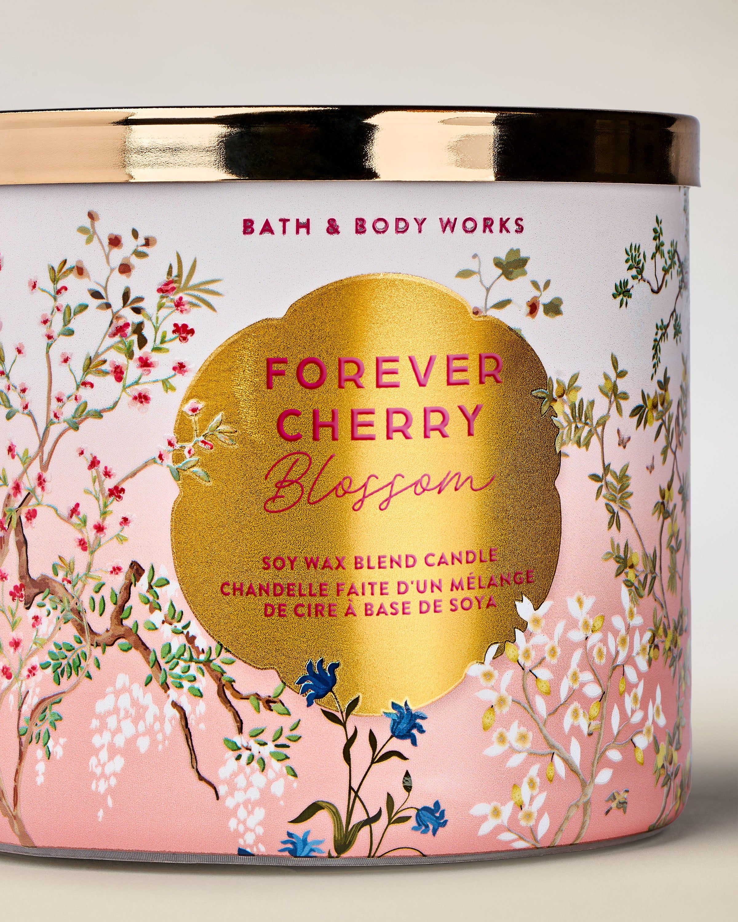Świeca zapachowa 3‑knotowa Bath & Body Works Forever Cherry Blossom w szklanym słoju z kwiatowym wzorem.