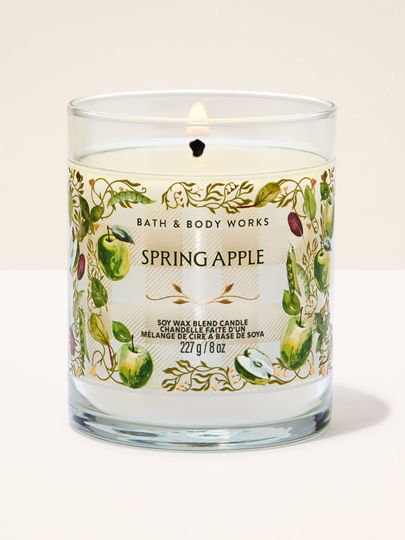 Świeca zapachowa Bath & Body Works Spring Apple 227 g w przezroczystym szkle z motywem zielonych jabłek.