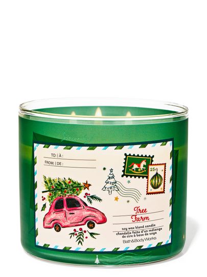 Świeca zapachowa Tree Farm Bath & Body Works z trzema płonącymi knotami i motywem czerwonego auta z choinką