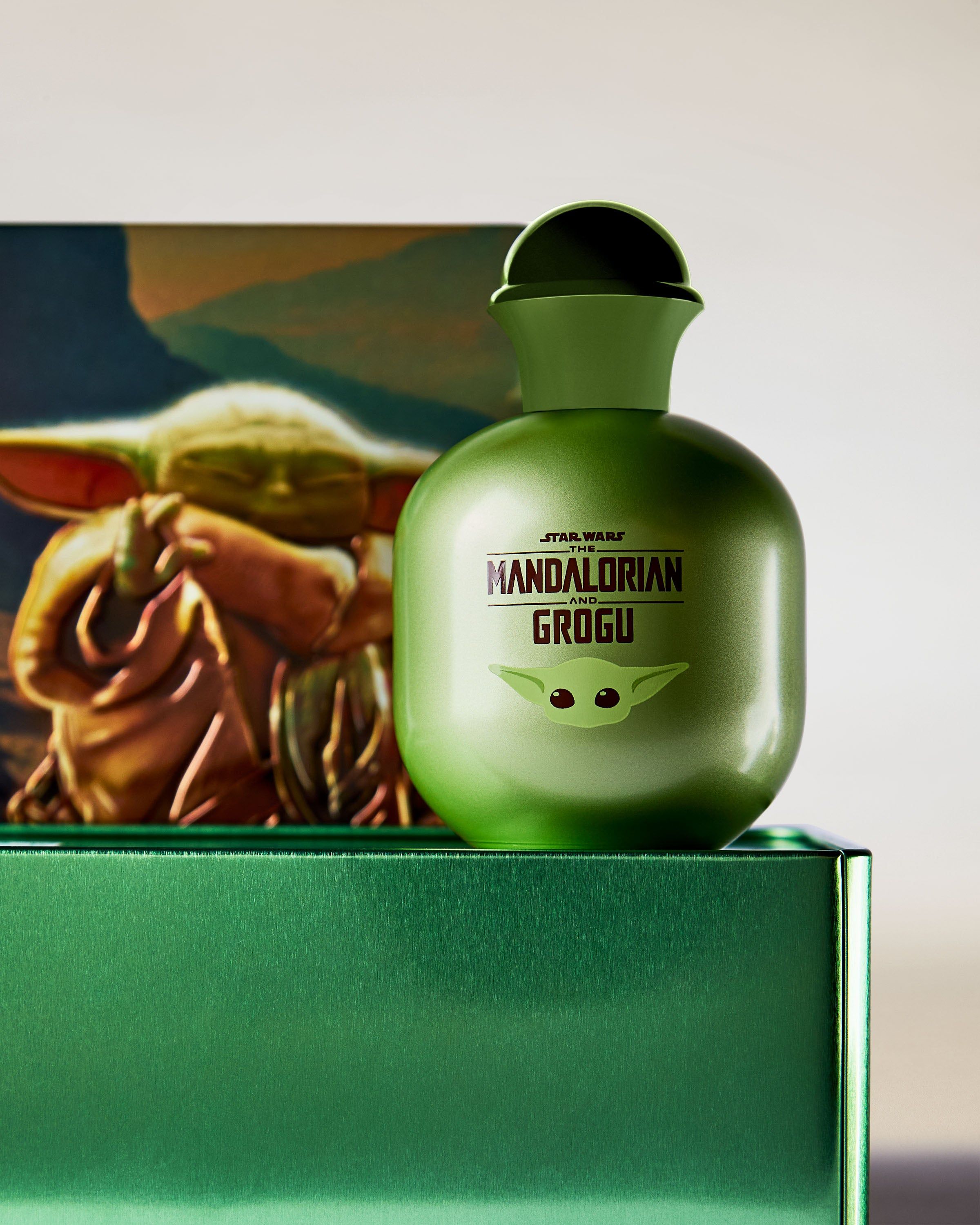 Woda kolońska Mandalorian & Grogu w zielonej butelce z grafiką Grogu