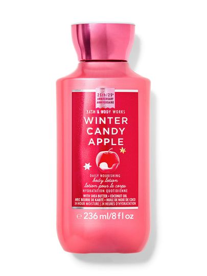 Loțiune roz de corp cu motiv de măr și denumirea "Winter Candy Apple", Bath & Body Works.