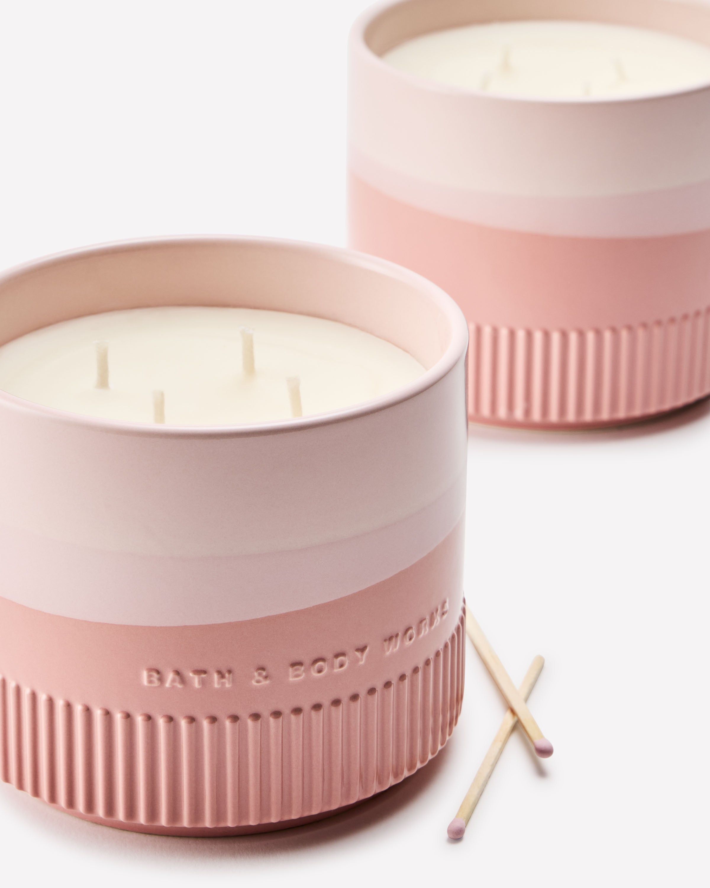 Świeca zapachowa Bath & Body Works z 4 knotami w ceramicznym naczyniu