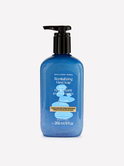 Żel do mycia rąk Bath & Body Works Sea Salt Crush 266 ml w niebieskiej butelce z pompką.