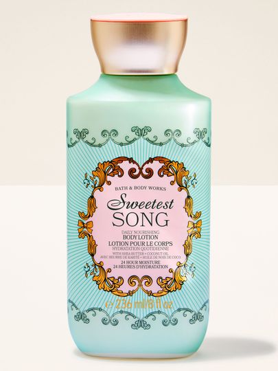 Balsam do ciała Bath & Body Works Sweetest Song 236 ml w miętowej butelce z dekoracyjną etykietą.