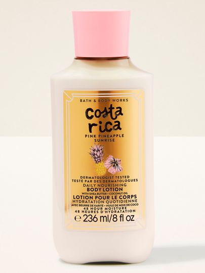 Lotion do ciała Costa Rica Pink Pineapple Sunrise w jasnej butelce z różową nakrętką i tropikalną etykietą.