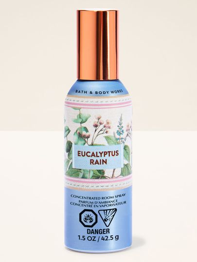 Bath & Body Works Eucalyptus Rain – skoncentrowany spray do pomieszczeń w niebieskim flakonie z roślinną etykietą.