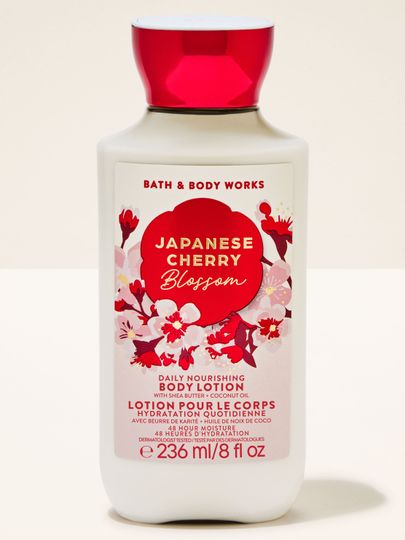Balsam do ciała Japanese Cherry Blossom Bath & Body Works w białej butelce z czerwonymi kwiatami wiśni