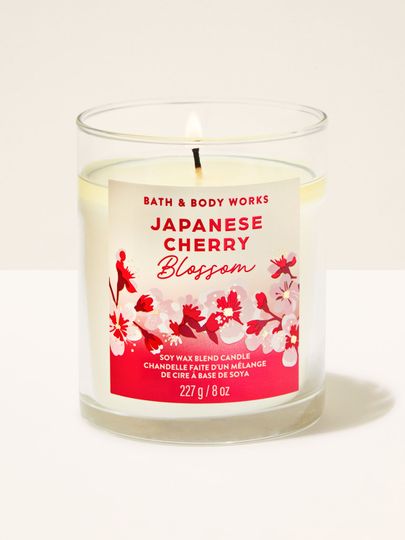 Świeca zapachowa Japanese Cherry Blossom od Bath & Body Works w szklanym słoju z czerwoną, kwiatową etykietą.