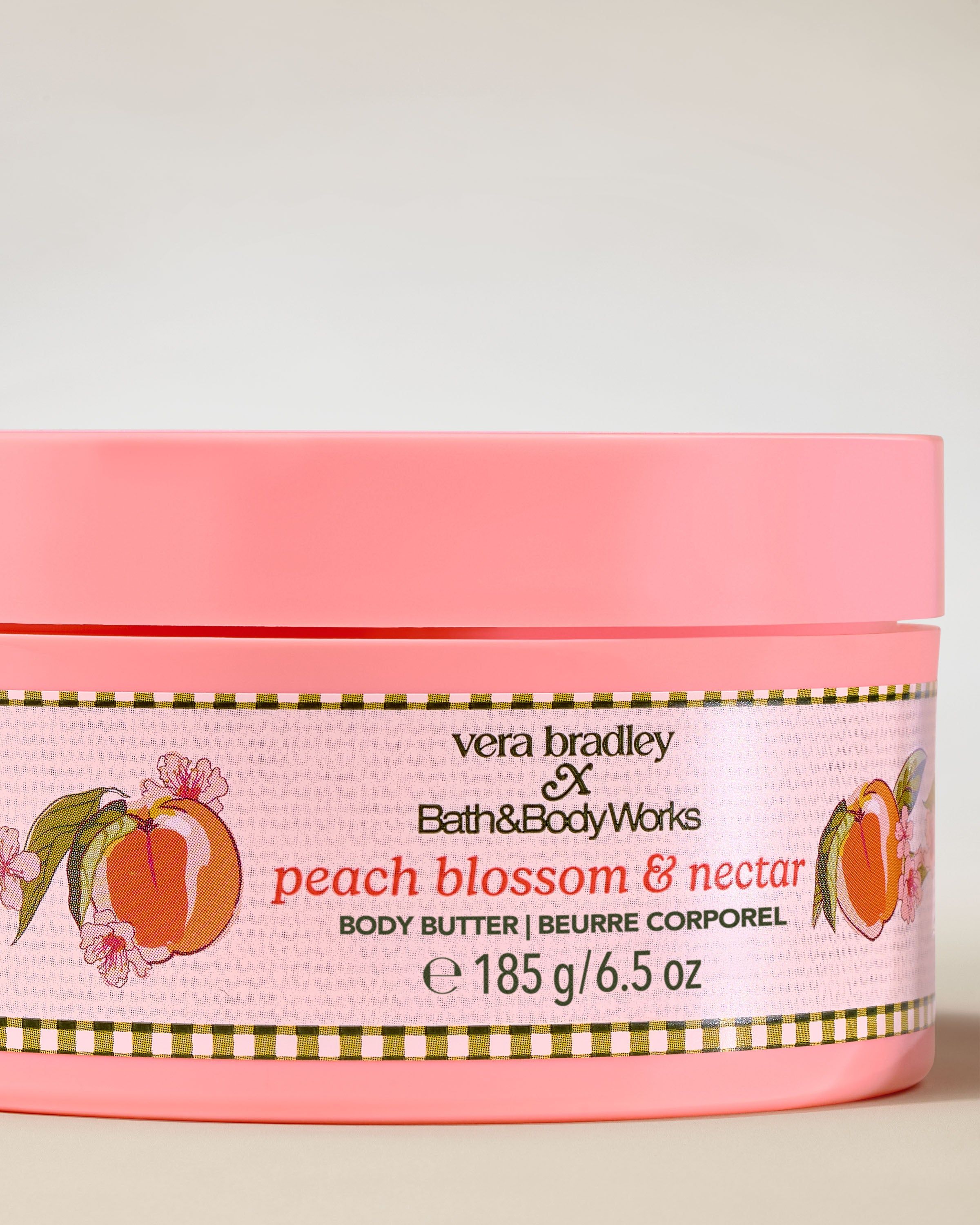 Bath & Body Works Peach Blossom & Nectar – masło do ciała w różowym słoiku z dekoracyjną brzoskwiniowo‑kwiatową etykietą.