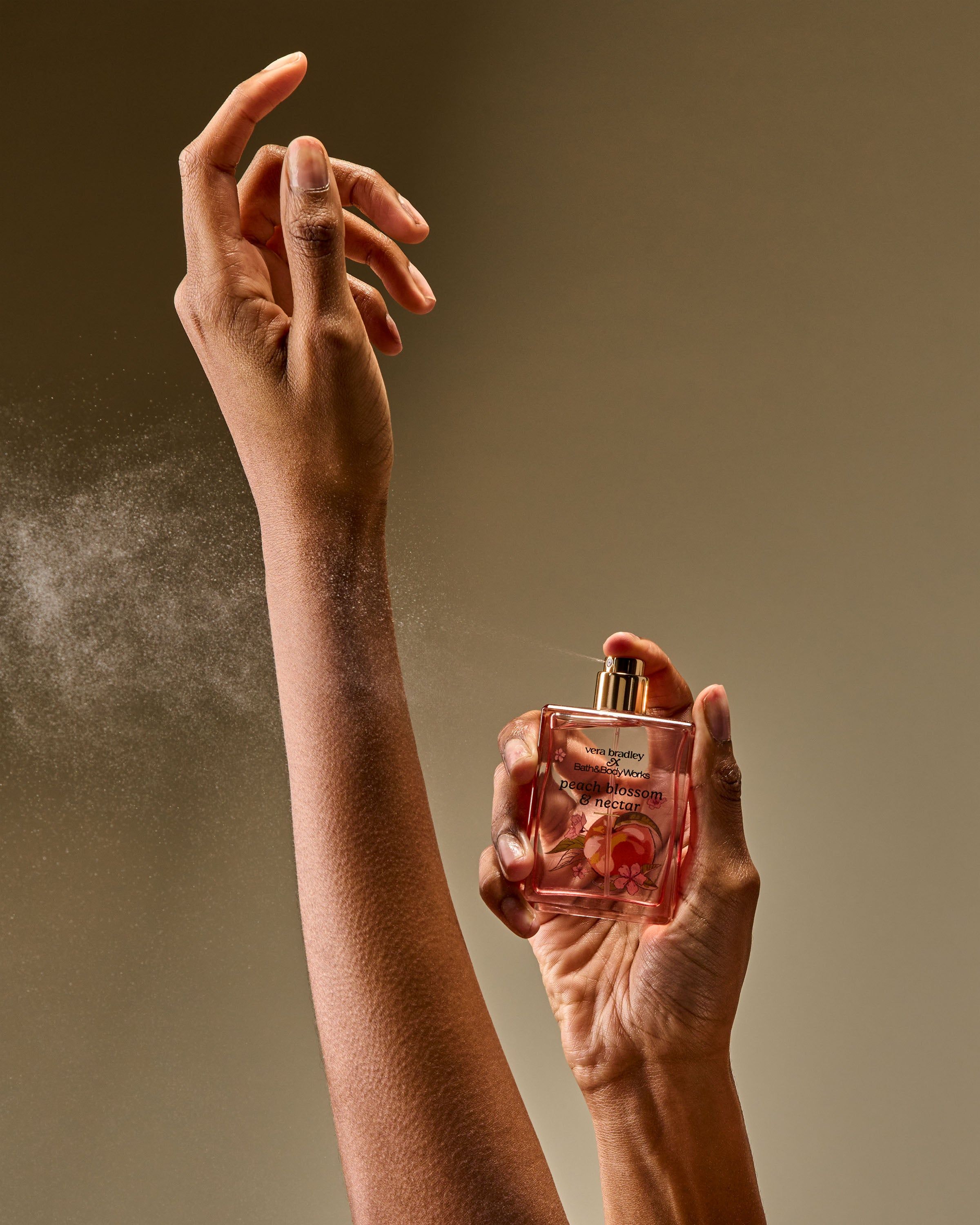 Bath & Body Works Peach Blossom & Nectar – perfumy w eleganckim, różowym flakonie ze złotą nakrętką.