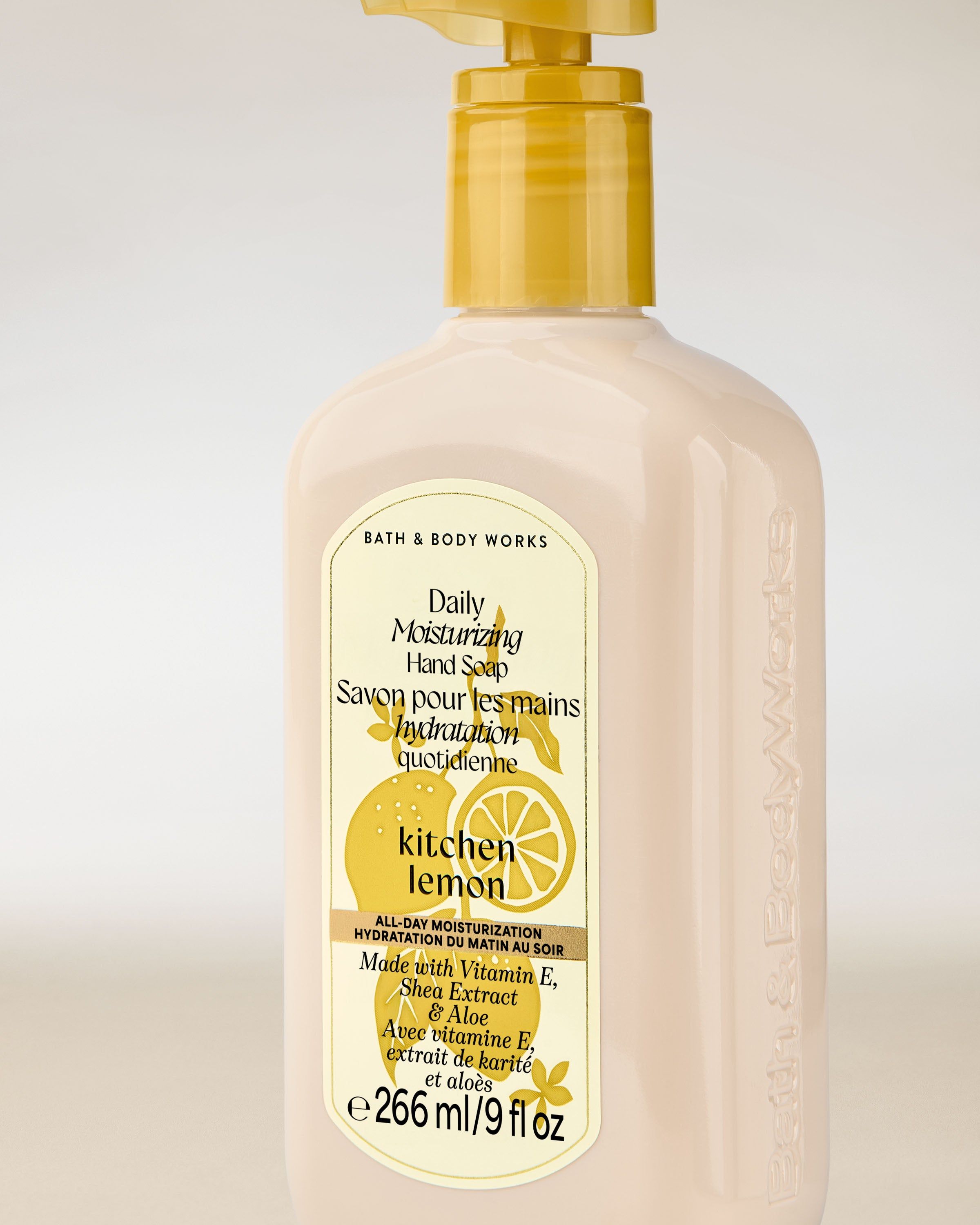 Mydło do rąk Kitchen Lemon Bath & Body Works w kremowej butelce z żółtą pompką i cytrusową etykietą.