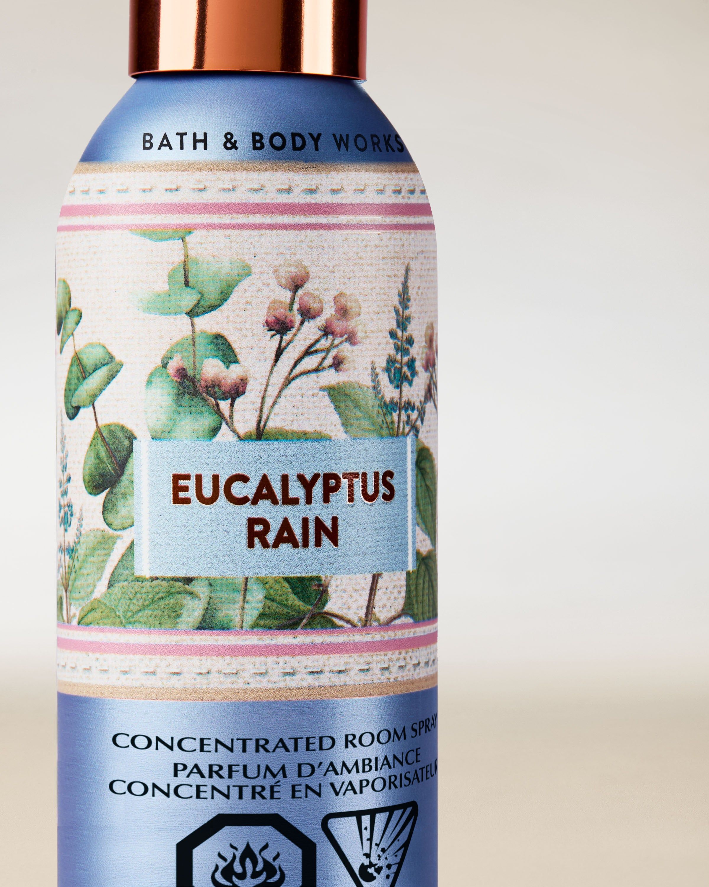 Bath & Body Works Eucalyptus Rain – skoncentrowany spray do pomieszczeń w niebieskim flakonie z roślinną etykietą.