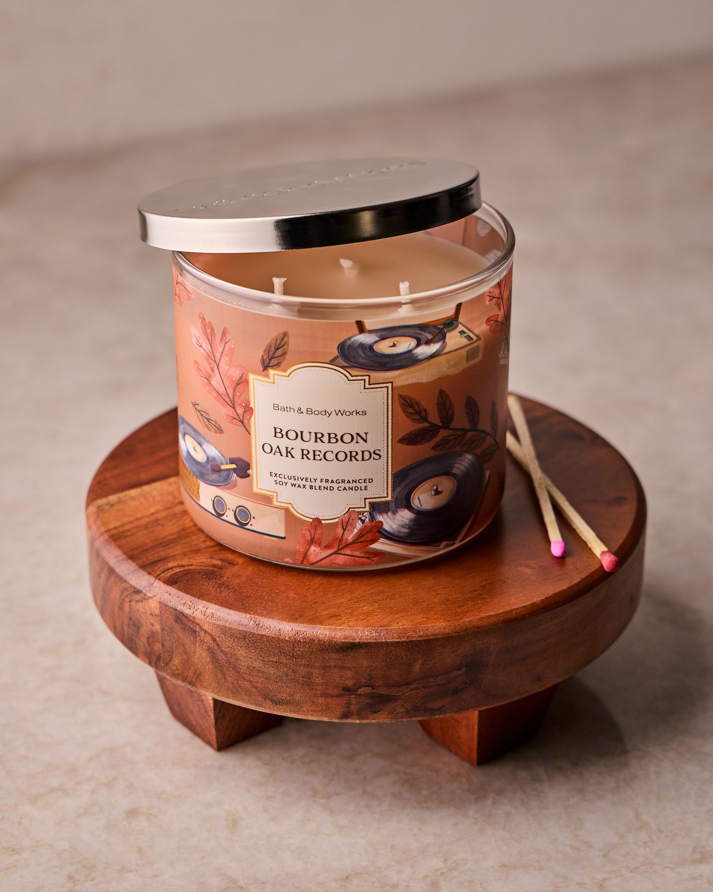 Świeca zapachowa Bath & Body Works Bourbon Oak Records z mieszanki wosku sojowego, 3 knoty