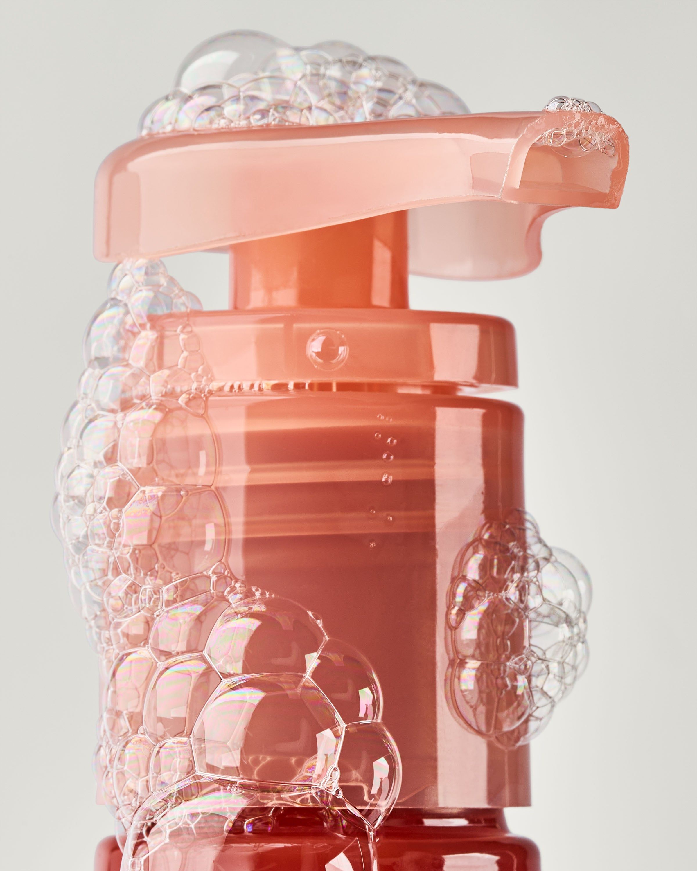 Żel do mycia rąk Bath & Body Works Spring Peach Crisp 236 ml w koralowej butelce z motywem brzoskwiń.