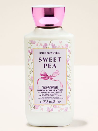 Balsam do ciała Bath & Body Works Sweet Pea 236 ml w jasnej butelce z kwiatową etykietą i różową zakrętką.