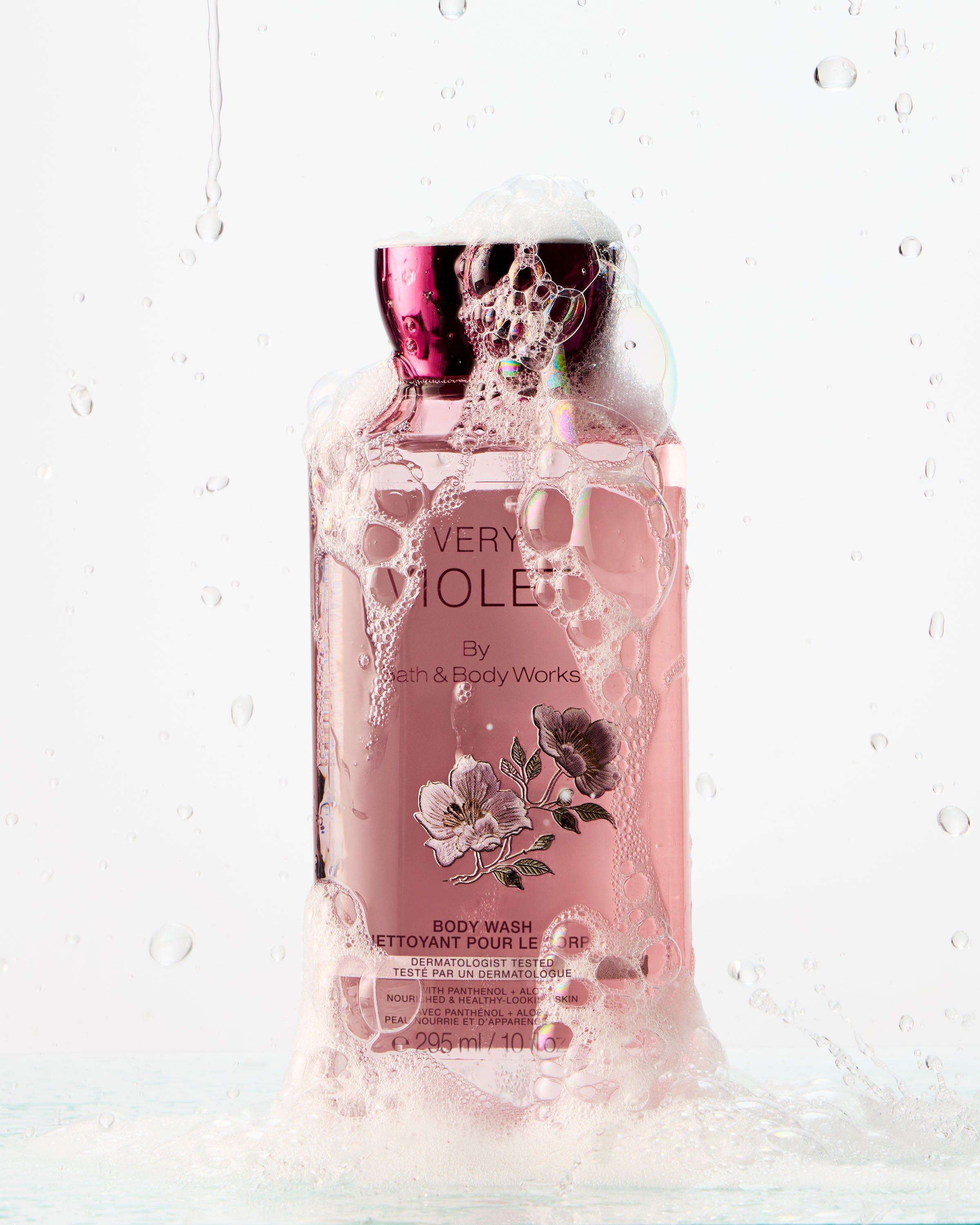 Żel do mycia ciała Very Violet Bath & Body Works z fiołkowymi kwiatami na etykiecie