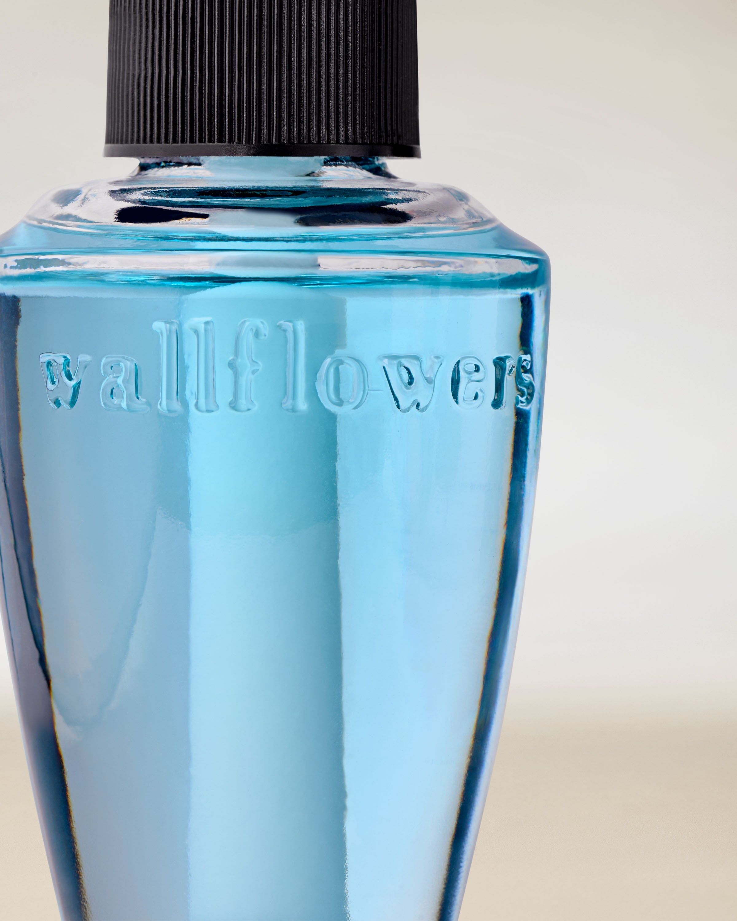 Niebieski wkład Sandbar Bath & Body Works do wtyczki Wallflowers w zbliżeniu z czarną nakrętką.
