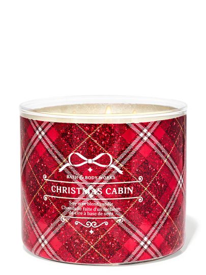 Lumânare „Christmas Cabin” cu etichetă roșie cu sclipici și model de carouri scoțiene, Bath & Body Works.