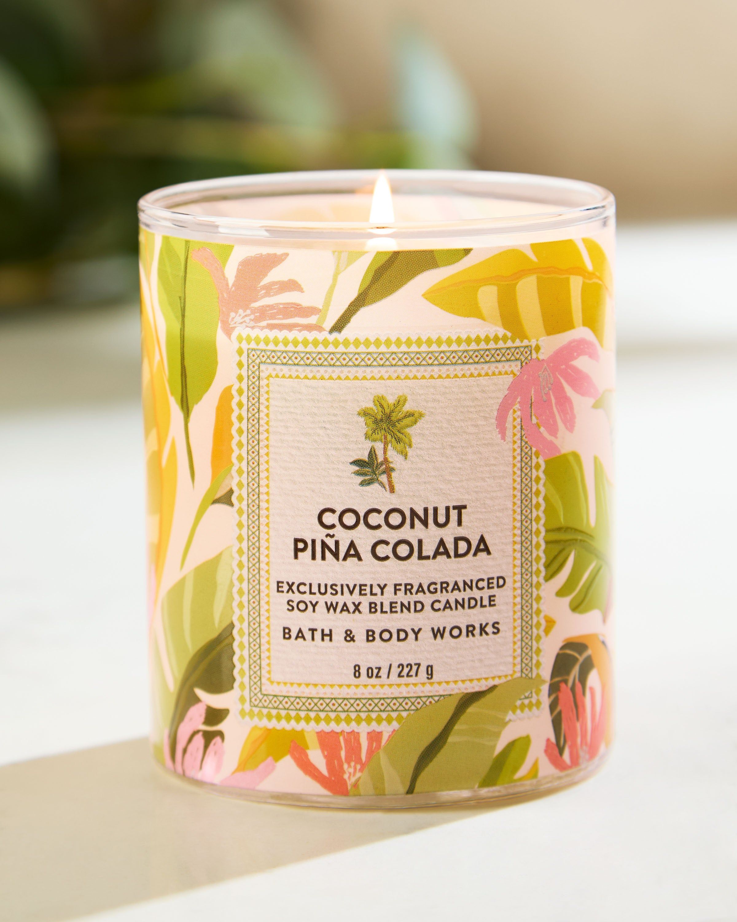 Świeca zapachowa Coconut Piña Colada od Bath & Body Works w szklanym słoju z kolorową, tropikalną etykietą.