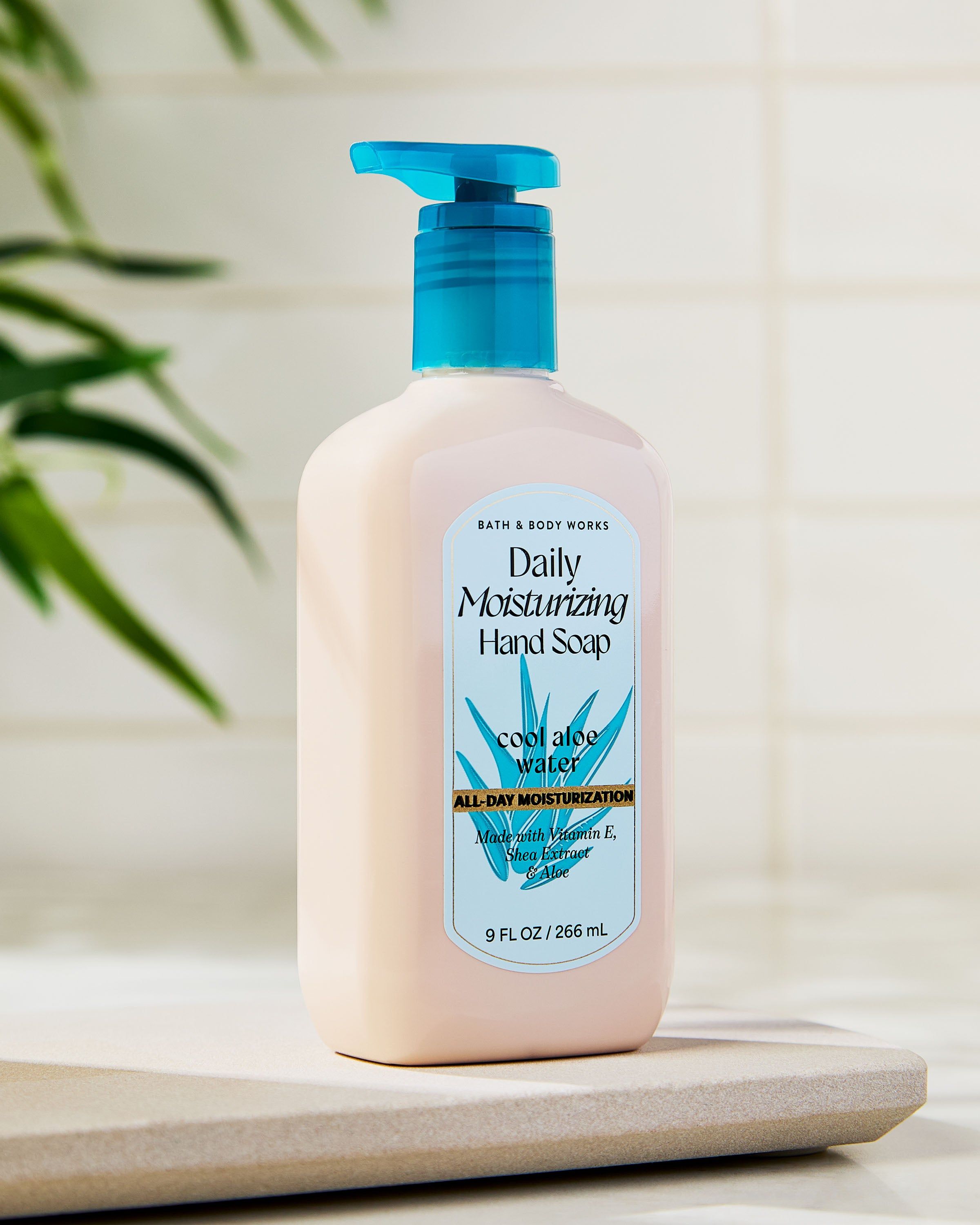Nawilżające mydło do rąk Cool Aloe Water Bath & Body Works w kremowej butelce z turkusową pompką.