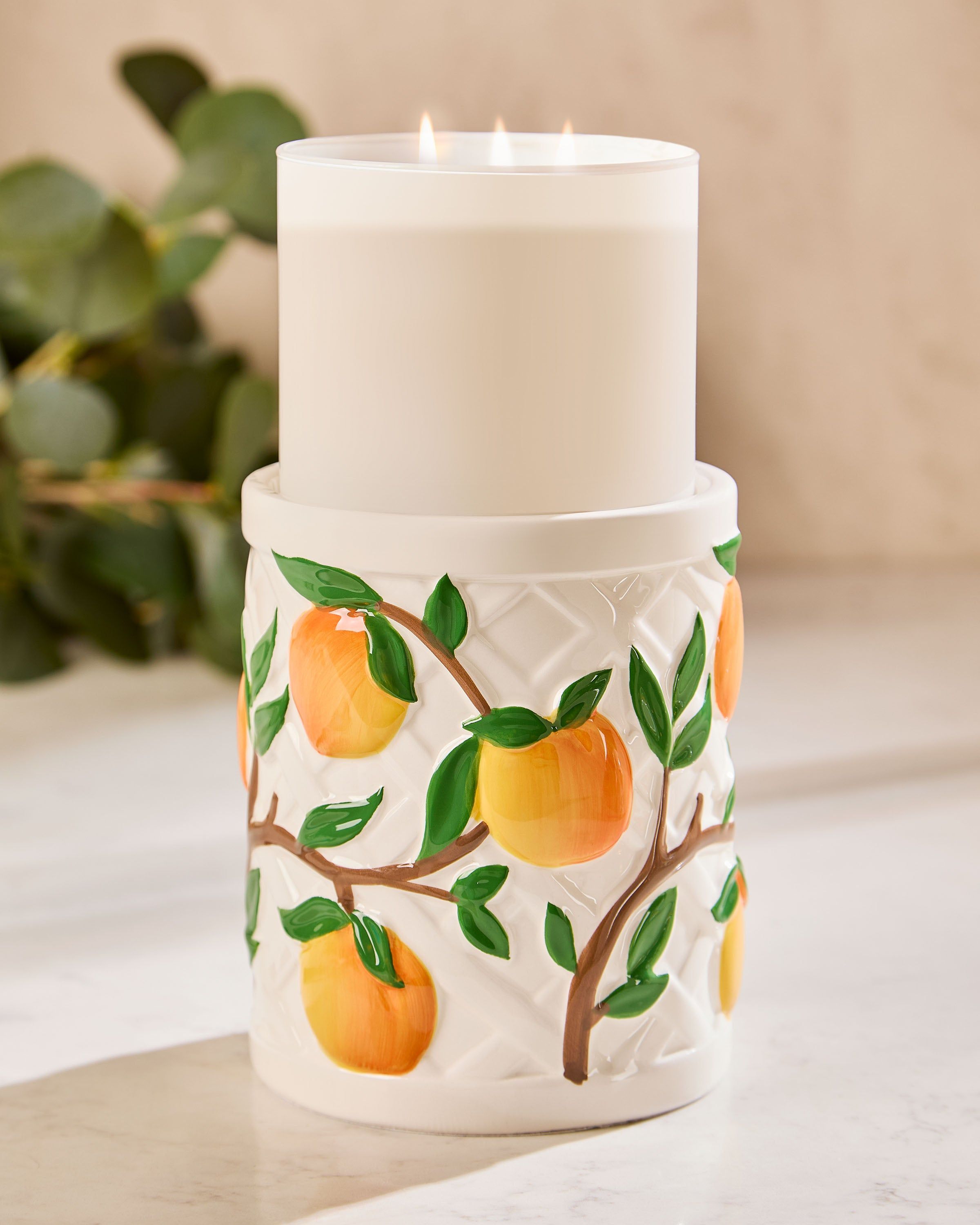 Podstawka na świecę 3‑knotową Bath & Body Works – biała ceramika w reliefie z malowanymi cytrynami i liśćmi.