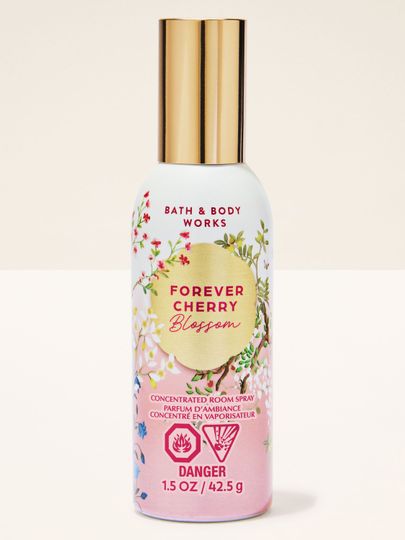 Bath & Body Works Forever Cherry Blossom – skoncentrowany spray do pomieszczeń w białym flakonie z kwiatową ilustracją.