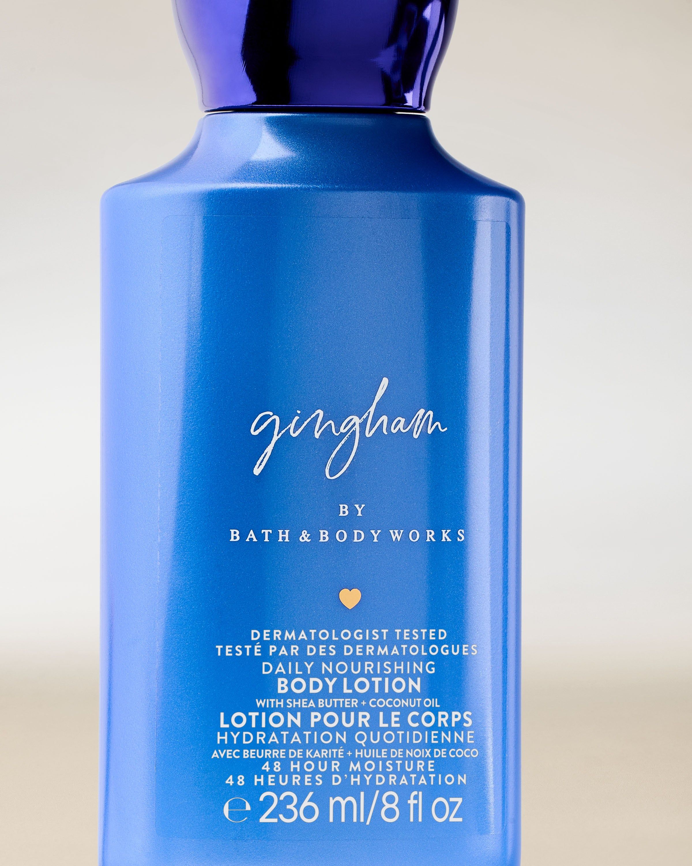 Balsam do ciała Bath & Body Works Gingham 236 ml w niebieskiej butelce o minimalistycznym designie.