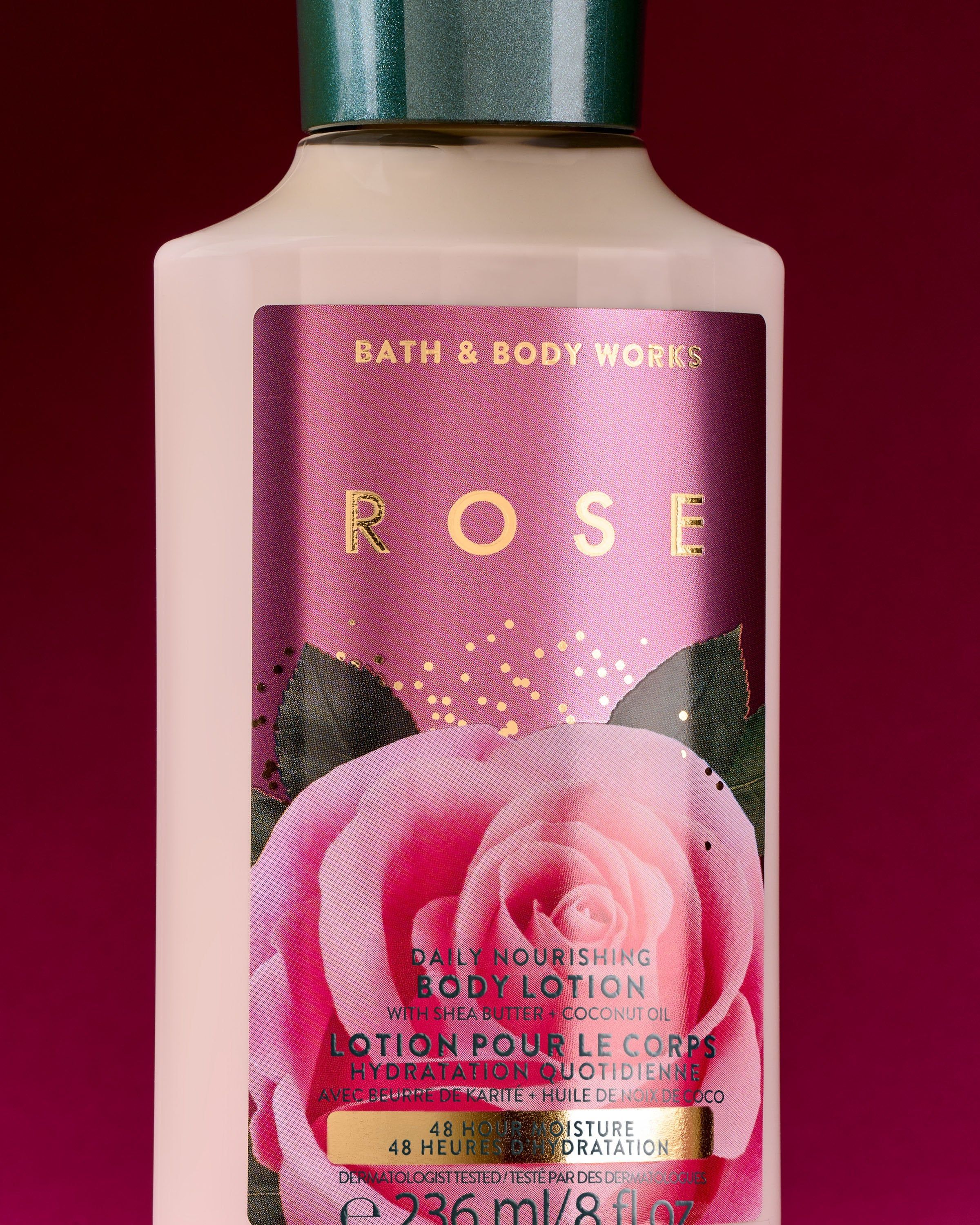 Bath & Body Works Rose – różany balsam do ciała w kremowej butelce na bordowym tle.