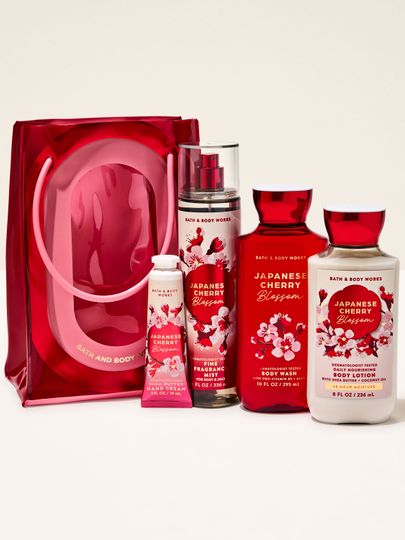 Zestaw Japanese Cherry Blossom od Bath & Body Works – mgiełka, żel, balsam i krem w czerwonej oprawie.