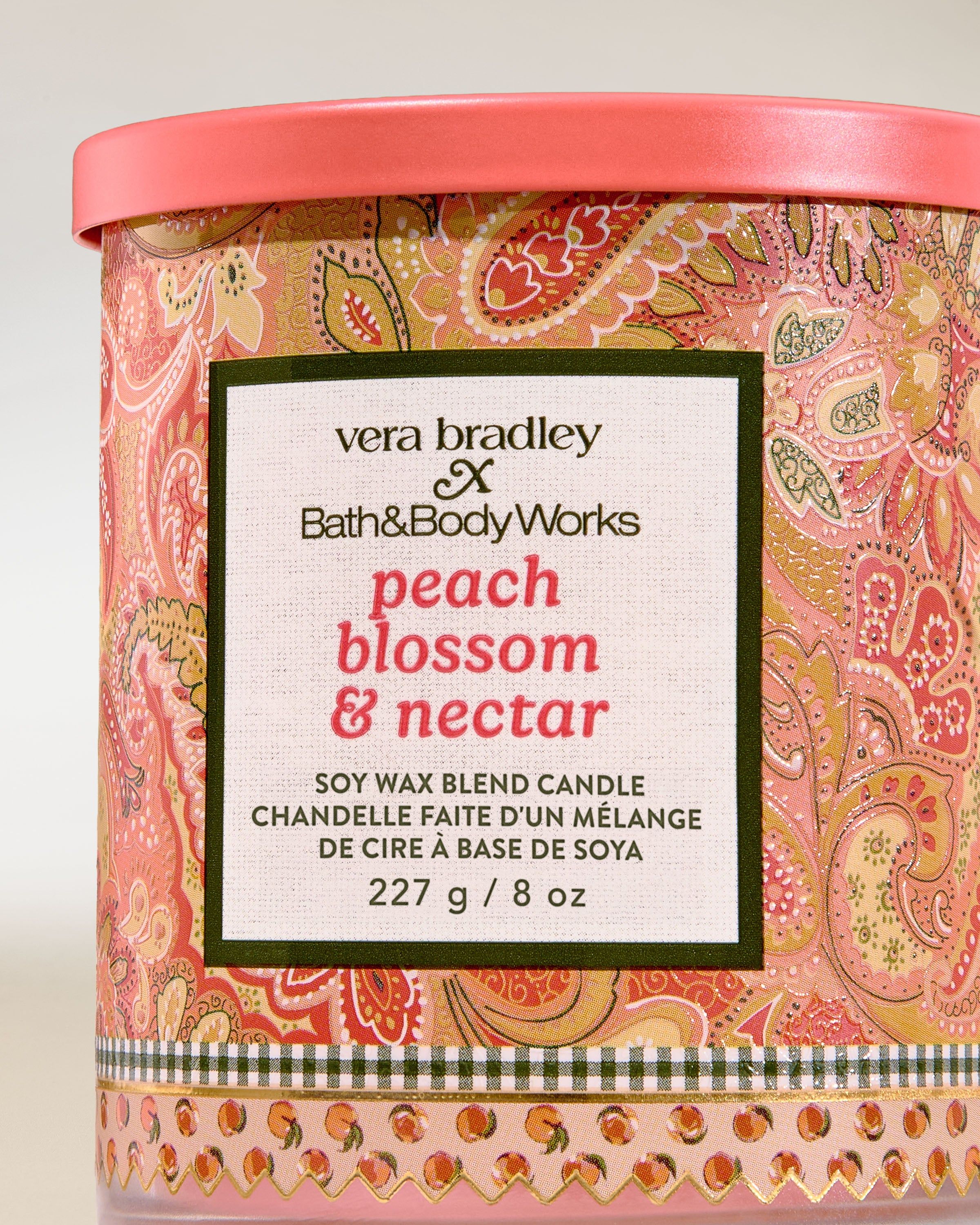 Bath & Body Works Peach Blossom & Nectar – świeca zapachowa z wosku sojowego w dekorowanym szkle, zapalony knot.
