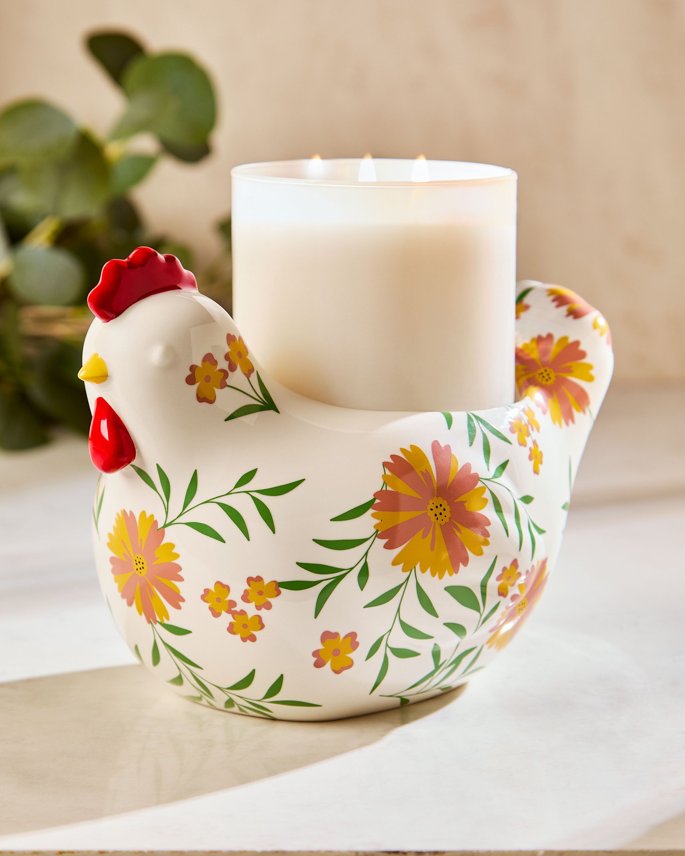 Podstawka na świecę 3‑knotową Bath & Body Works w kształcie kury z kwiatowym wzorem.