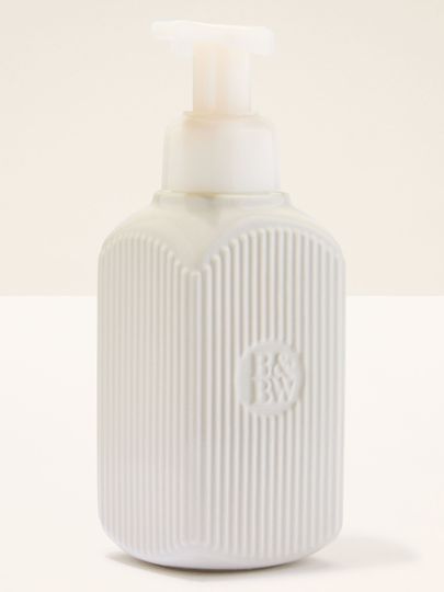 Dozownik na mydło Bath & Body Works w białym kolorze z pompką i tłoczonym logo.