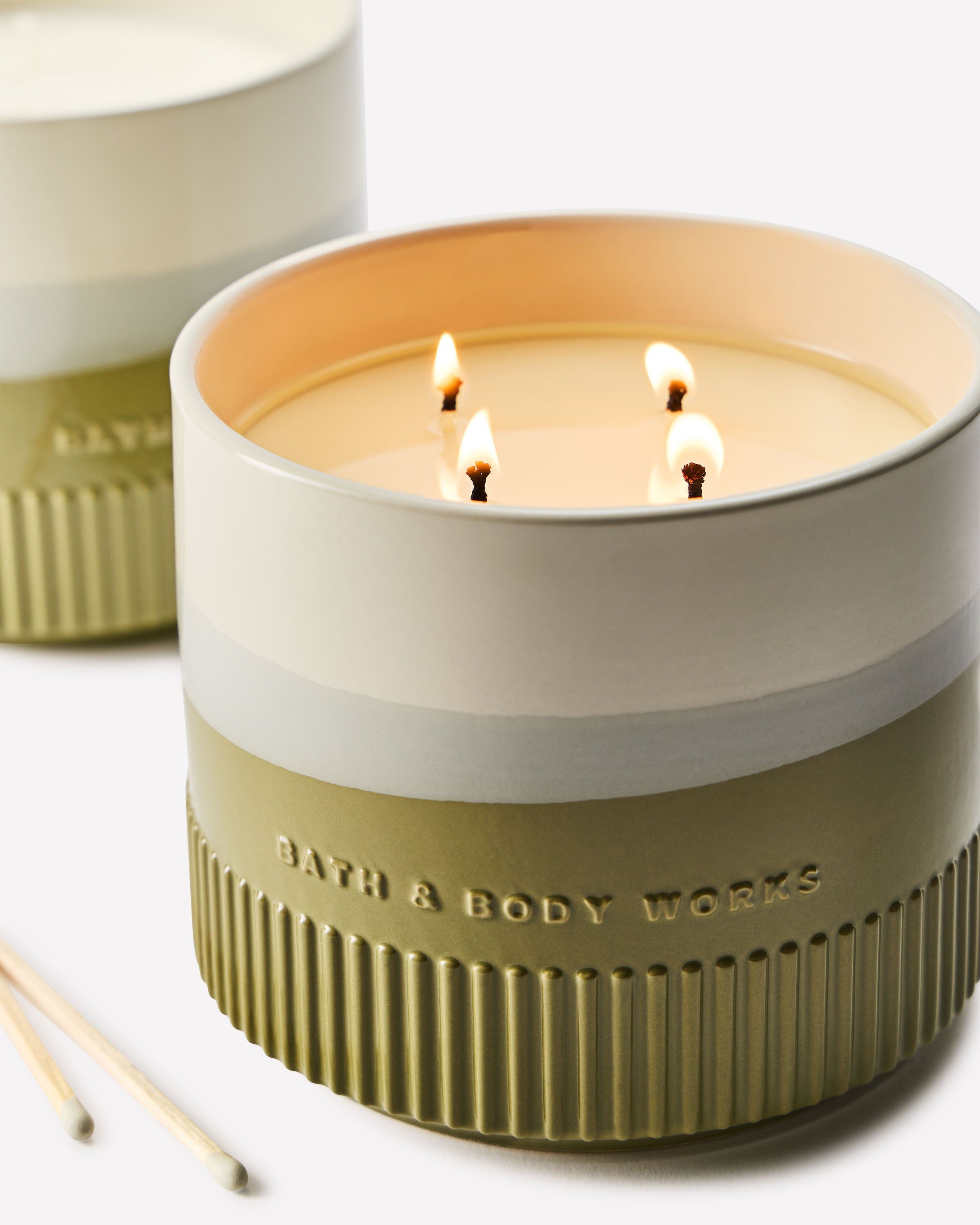 Świeca zapachowa Bath & Body Works z 4 knotami w ceramicznym naczyniu