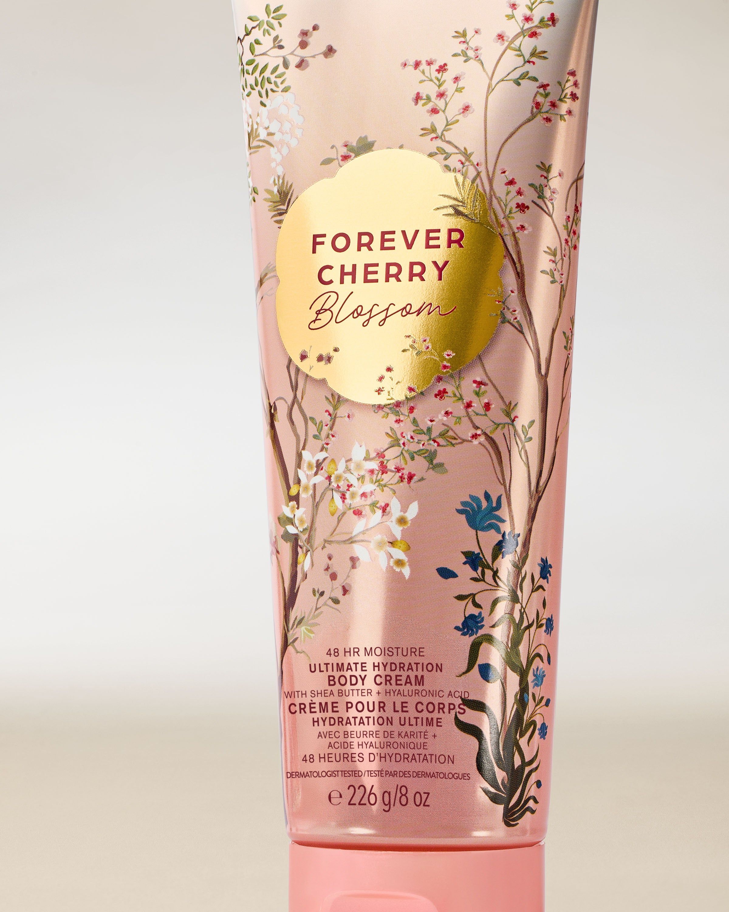 Krem do ciała Bath & Body Works Forever Cherry Blossom 226 g w jasnoróżowej tubie z kwiatowym motywem.