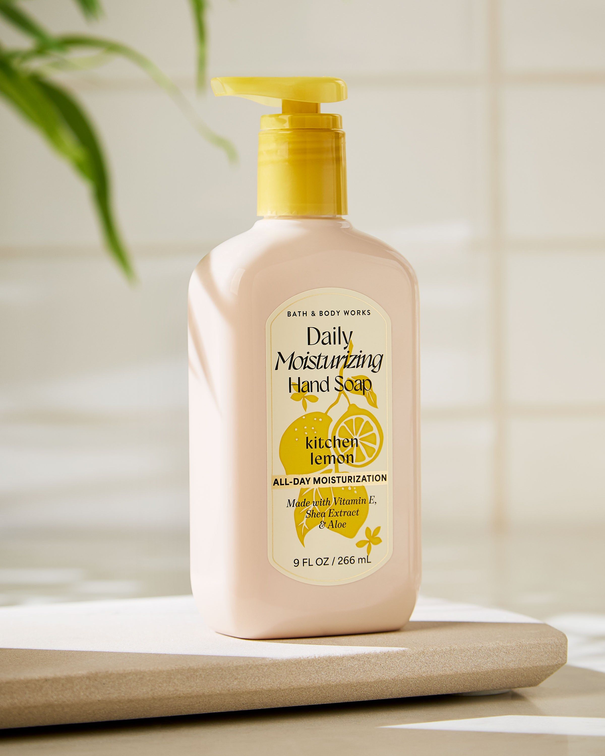 Mydło do rąk Kitchen Lemon Bath & Body Works w kremowej butelce z żółtą pompką i cytrusową etykietą.