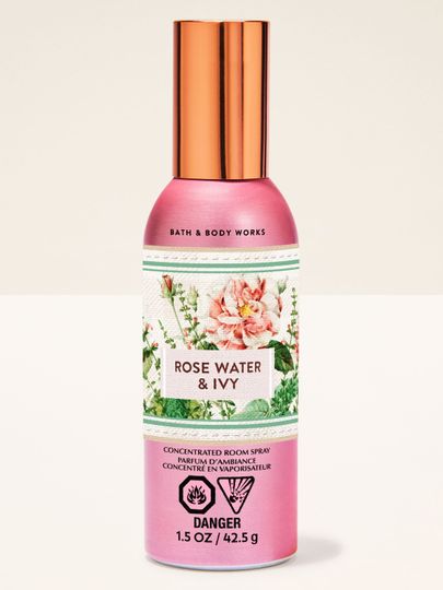 Bath & Body Works Rose Water & Ivy – skoncentrowany spray do pomieszczeń w różowym flakonie z różano‑roślinnym motywem.