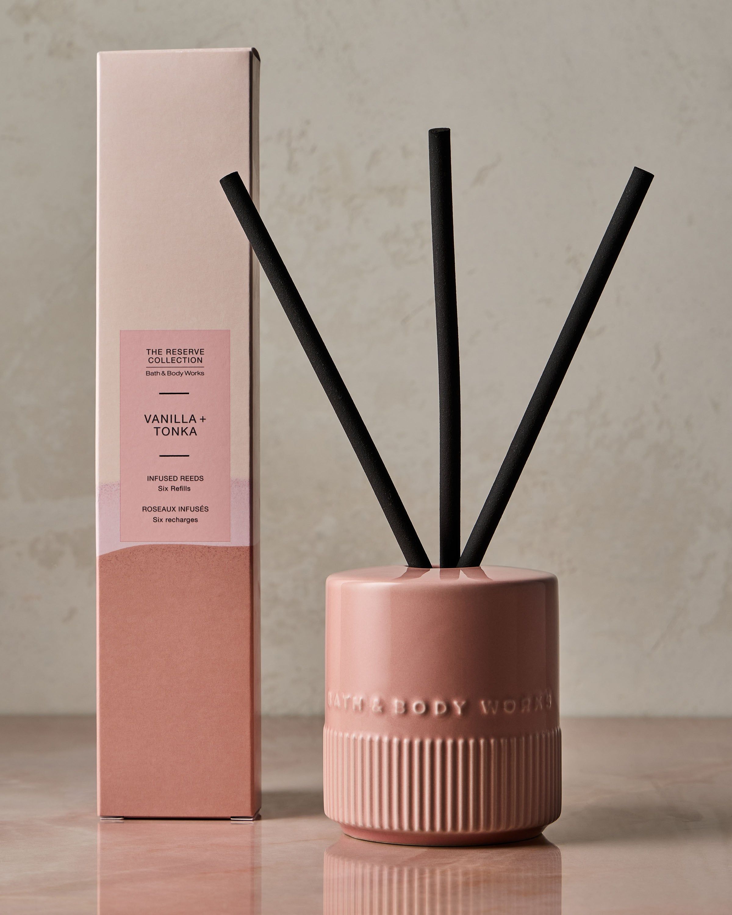 Ceramiczny flakon na patyczki zapachowe Bath & Body Works z ryflowaną powierzchnią