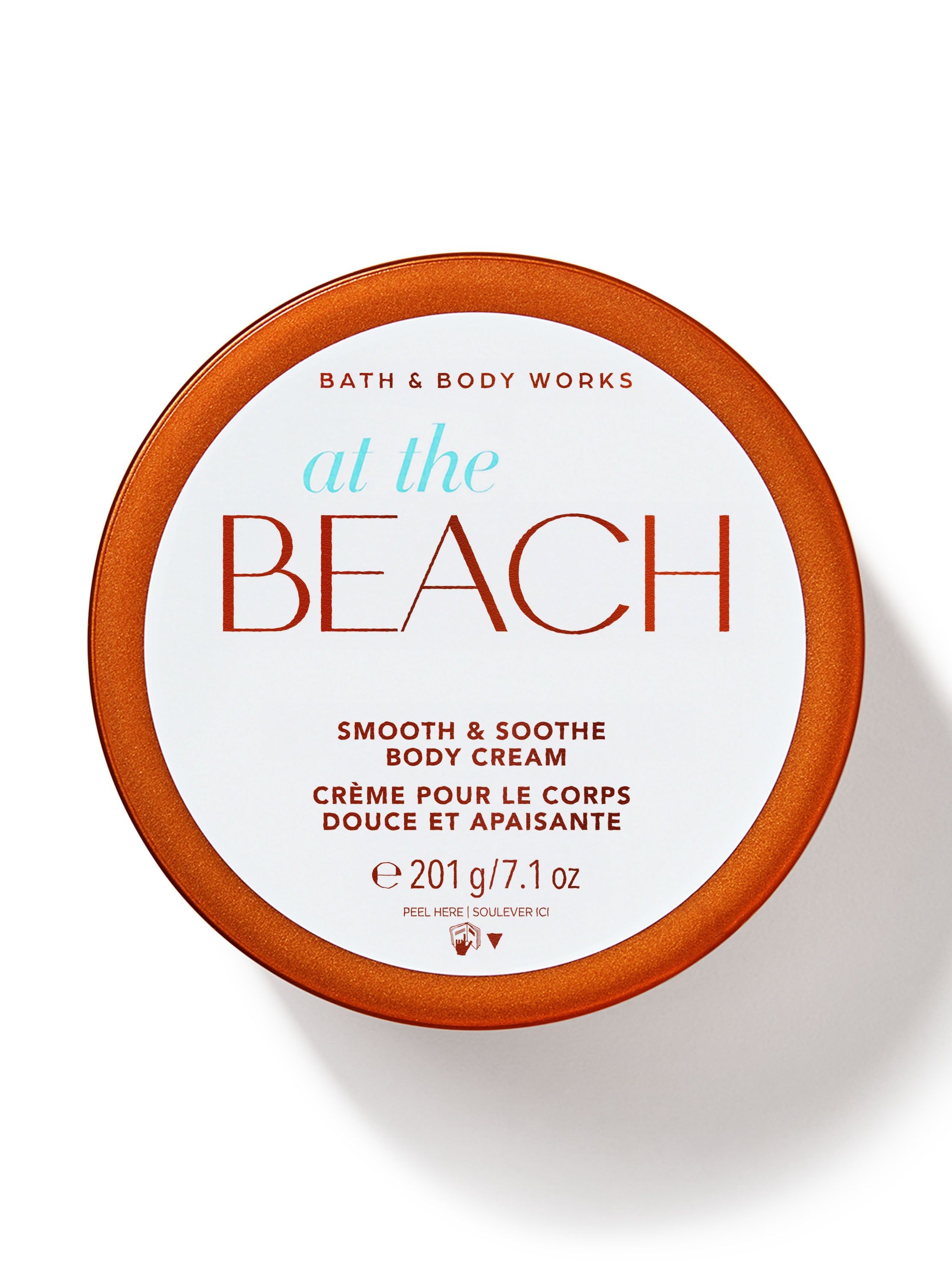 Krem do ciała Bath&Body Works At the Beach. Okrągły słoiczek w kolorze pomarańczowo-brązowym z białą etykietą z napisami.