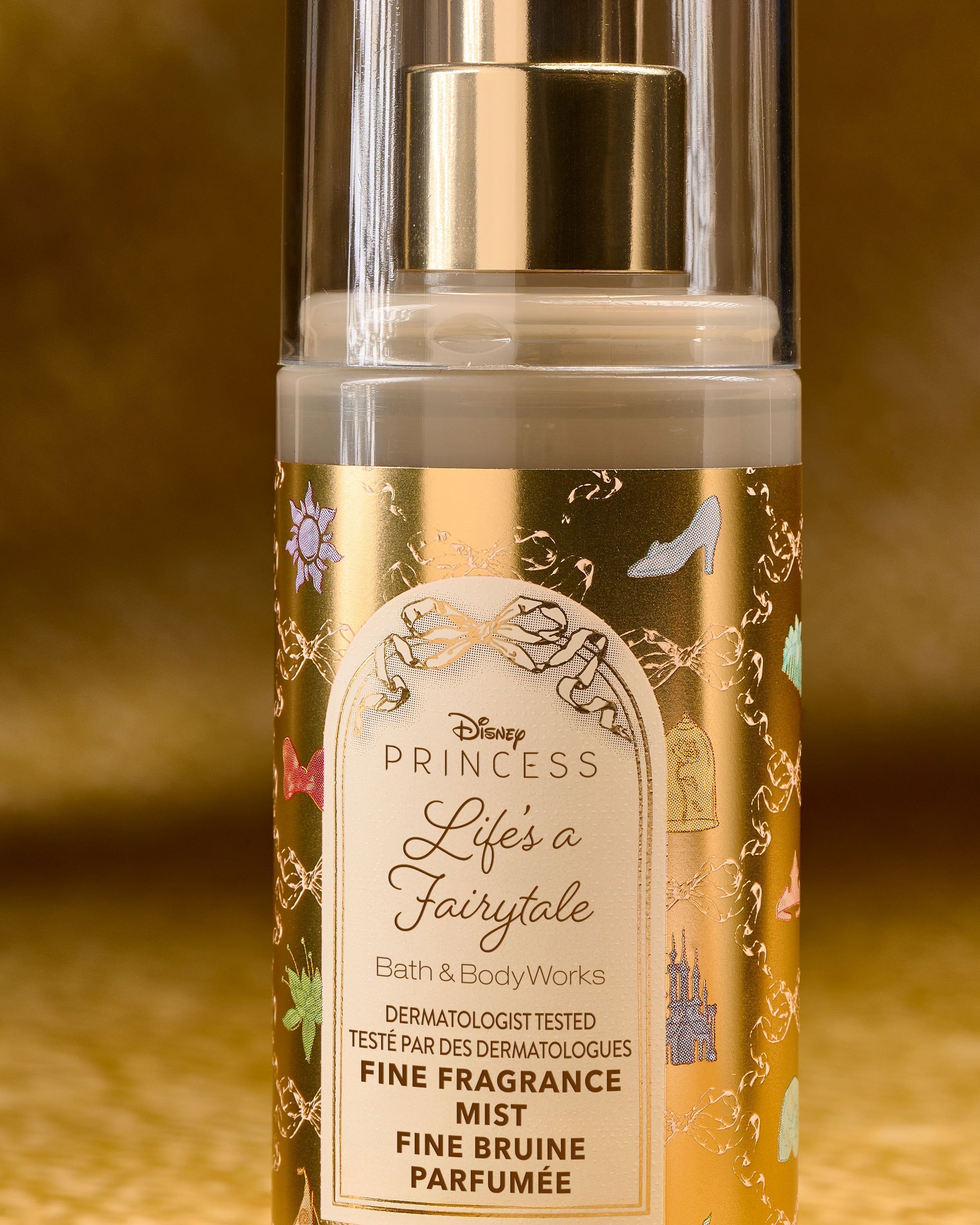 Mini mgiełka zapachowa Life’s a Fairytale od Bath & Body Works w złotym, połyskującym flakonie z motywami księżniczek.