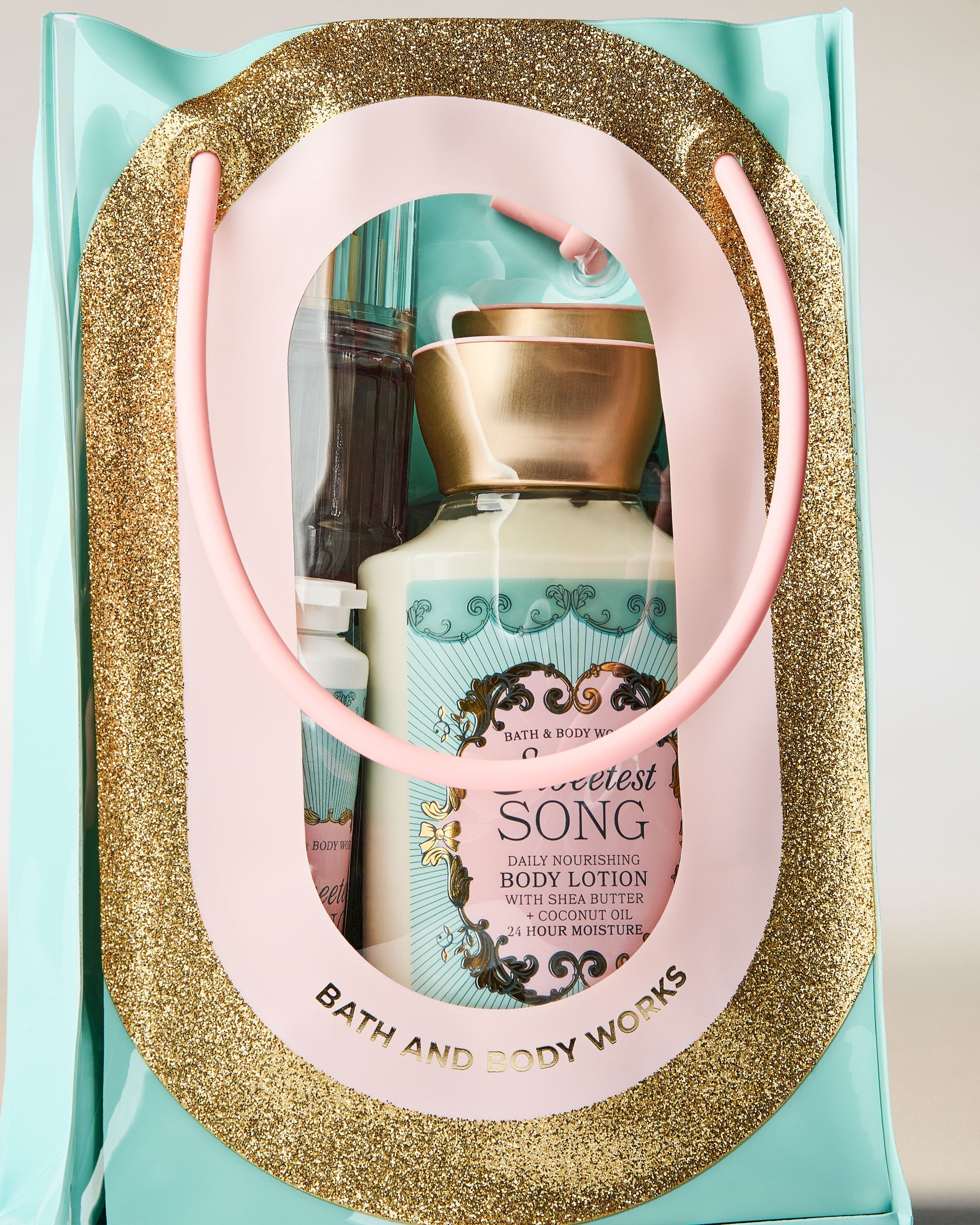 Zestaw prezentowy Bath & Body Works Sweetest Song z mgiełką, żelem, balsamem i kremem do rąk w ozdobnej torbie.