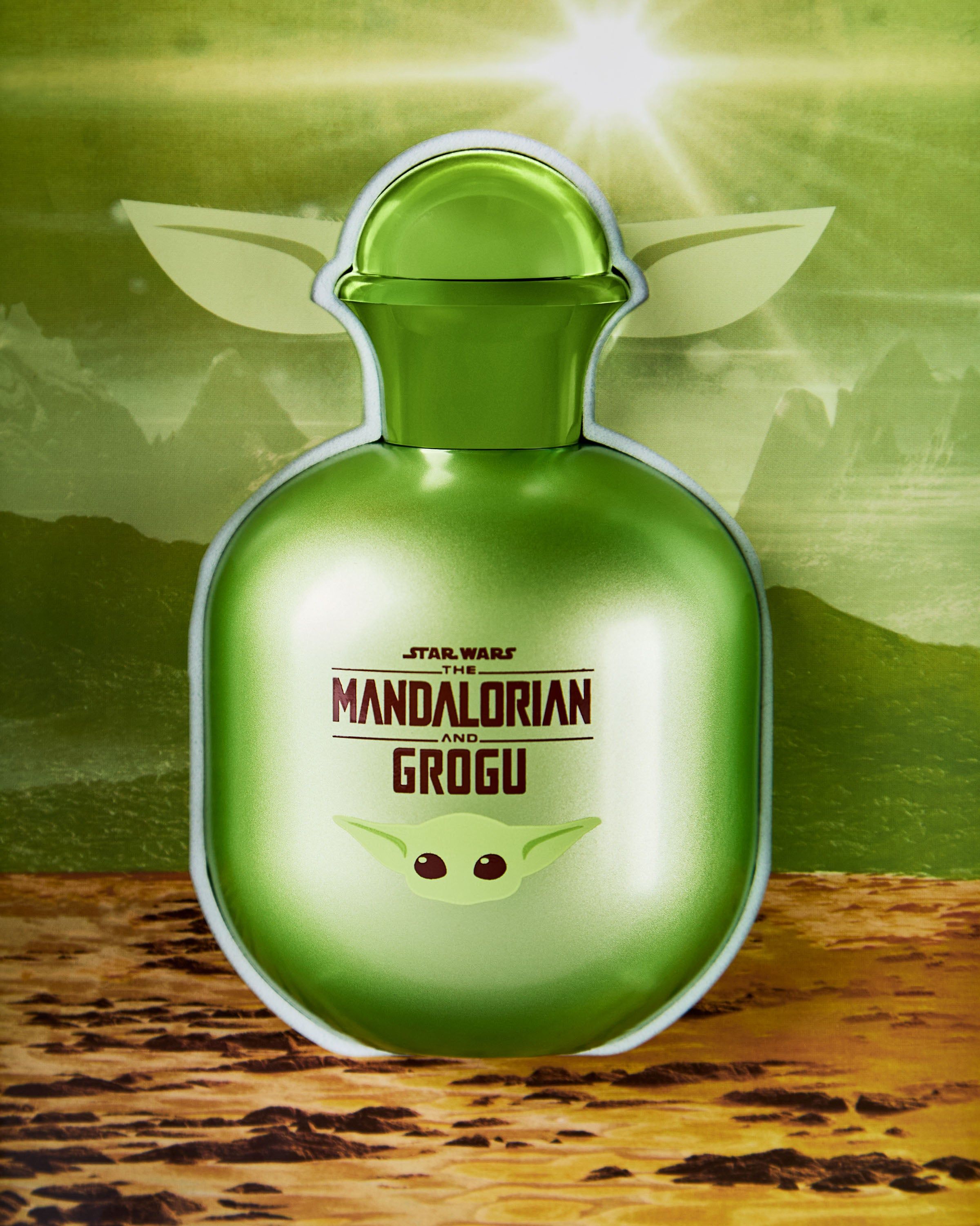 Woda kolońska Mandalorian & Grogu w zielonej butelce z grafiką Grogu