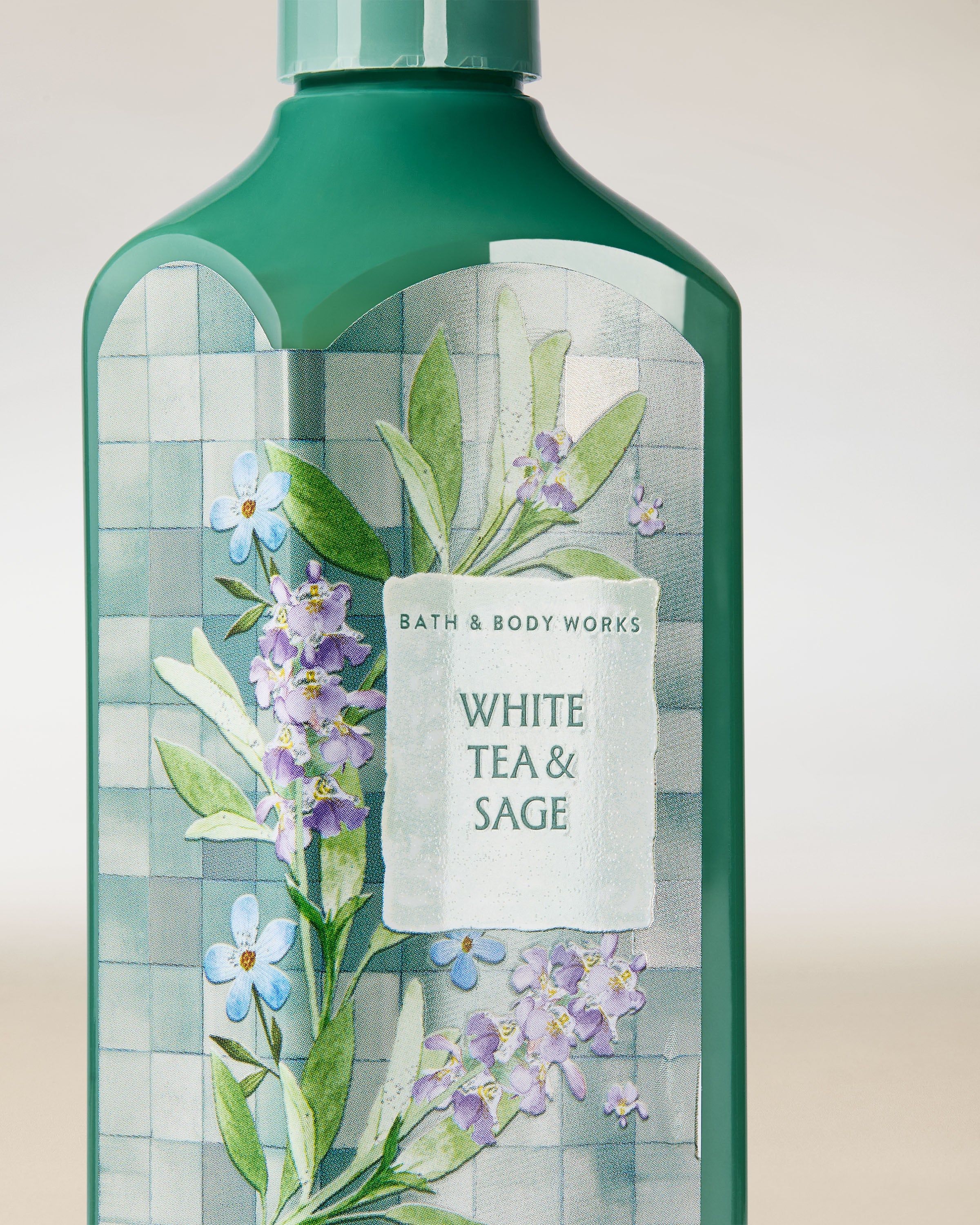 Żel do mycia rąk Bath & Body Works White Tea & Sage 236 ml w zielonej butelce z roślinnym motywem.