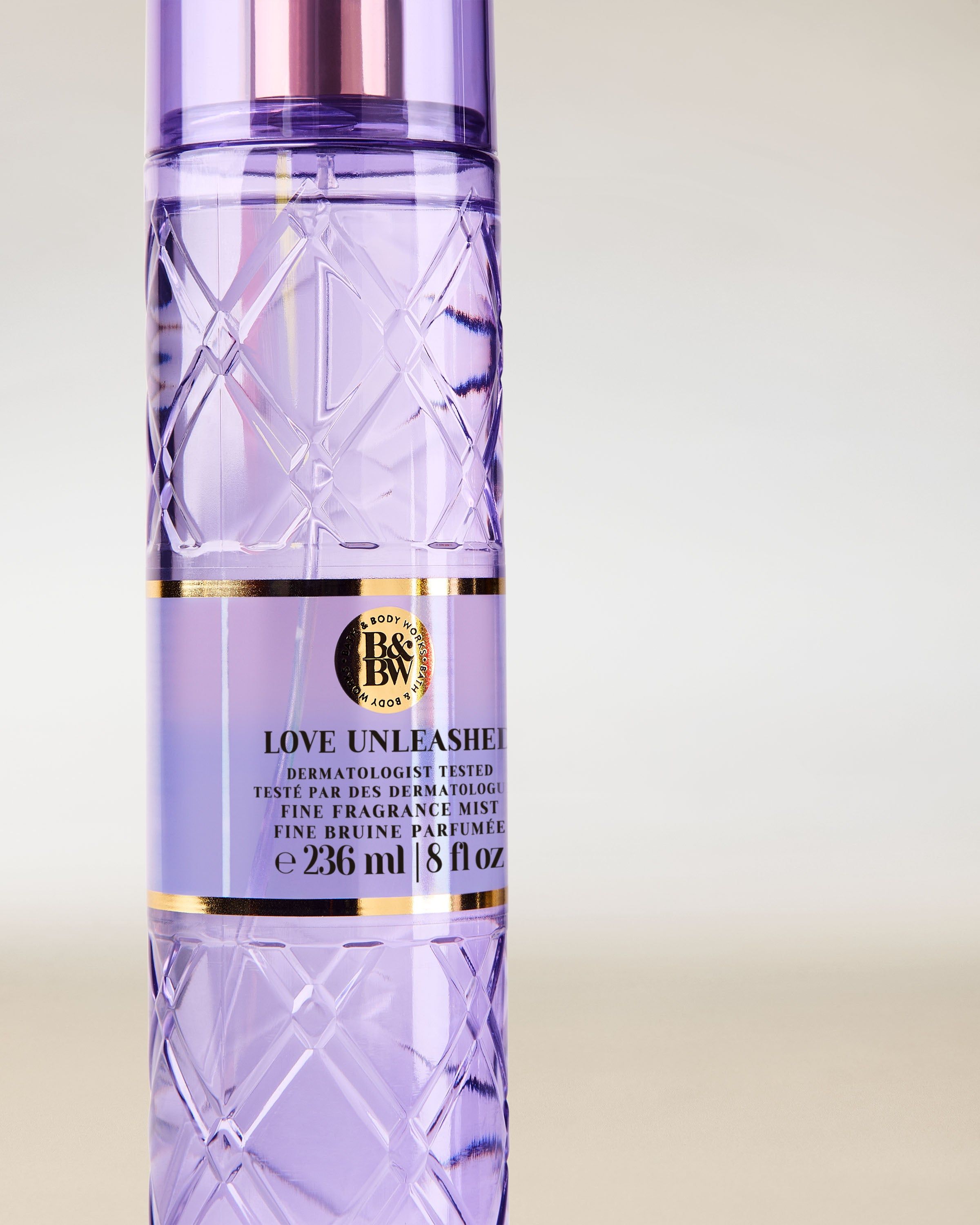 Bath & Body Works Love Unleashed – lawendowa mgiełka w tłoczonej butelce z różowo‑złotym atomizerem.