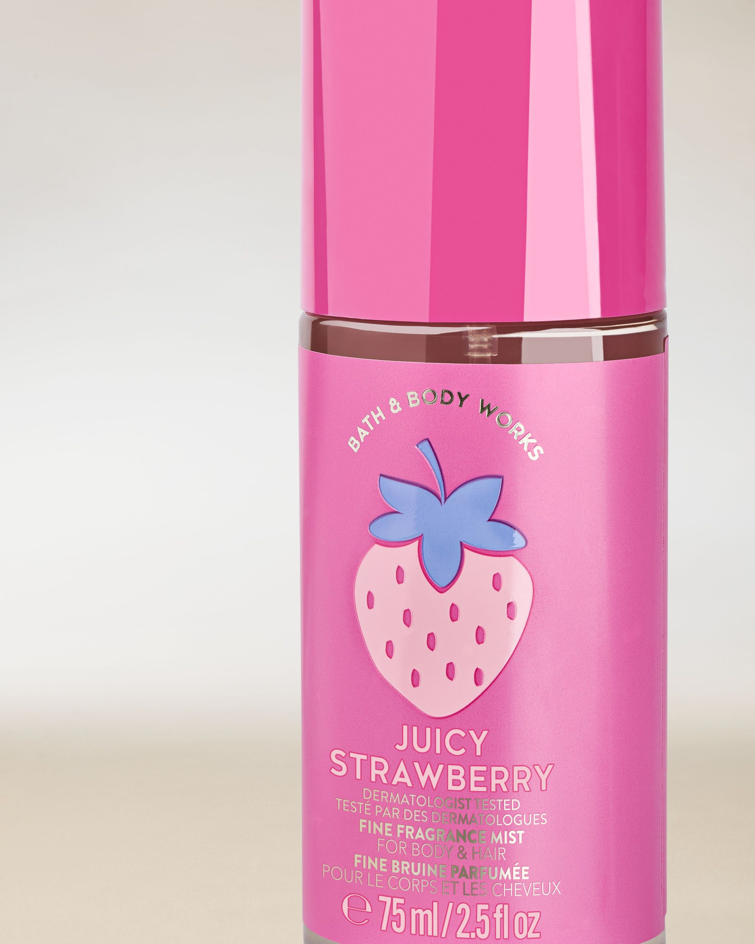 Perfumowana mgiełka do ciała i włosów Juicy Strawberry w różowej butelce