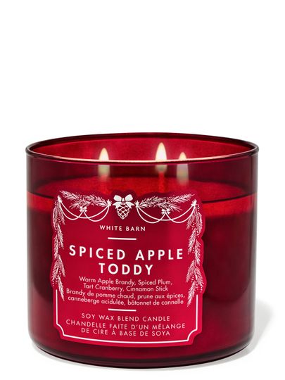 Świeca zapachowa Spiced Apple Toddy White Barn z trzema płonącymi knotami w czerwonym szkle