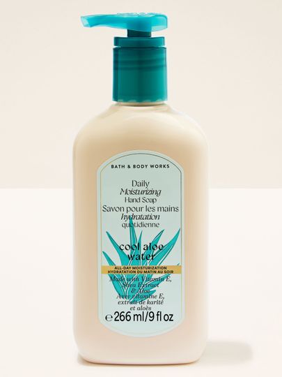 Nawilżające mydło do rąk Cool Aloe Water Bath & Body Works w kremowej butelce z turkusową pompką.